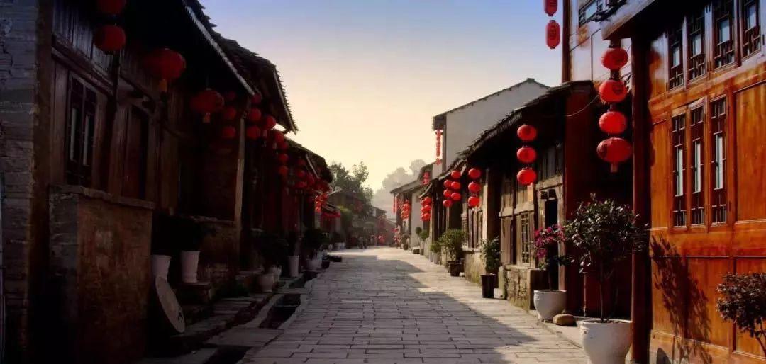 红毯上的女星们争奇斗艳，而迪丽热巴和娜扎这对老乡更是实力相当。